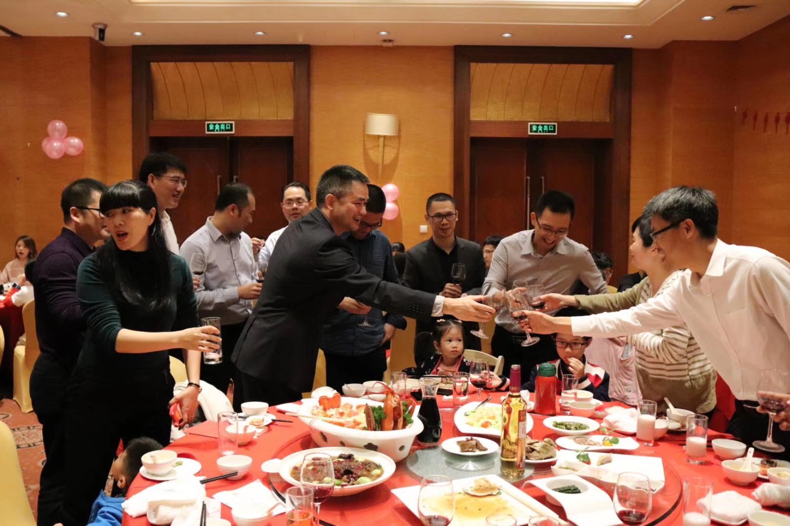 董事长携主管们向同事及家属敬酒